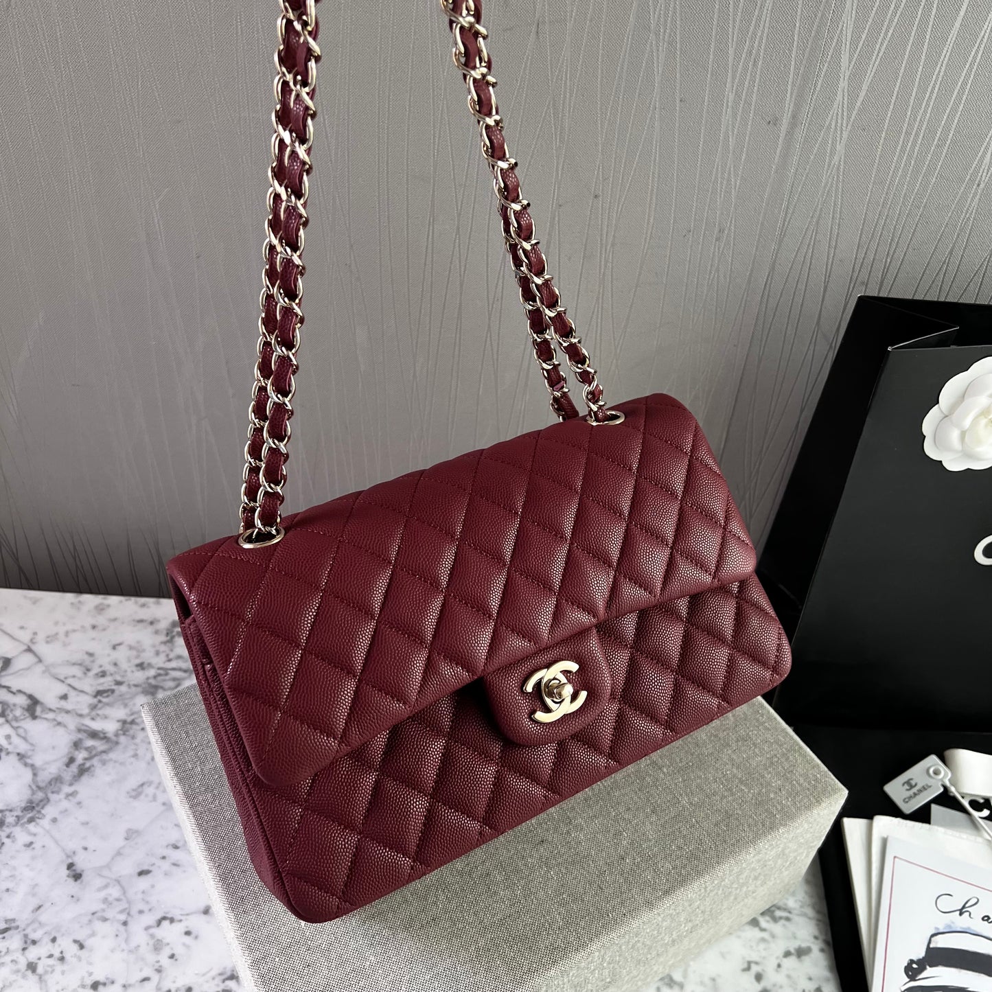 Bolso C-hanel piel caviar color vino, herrajes dorados