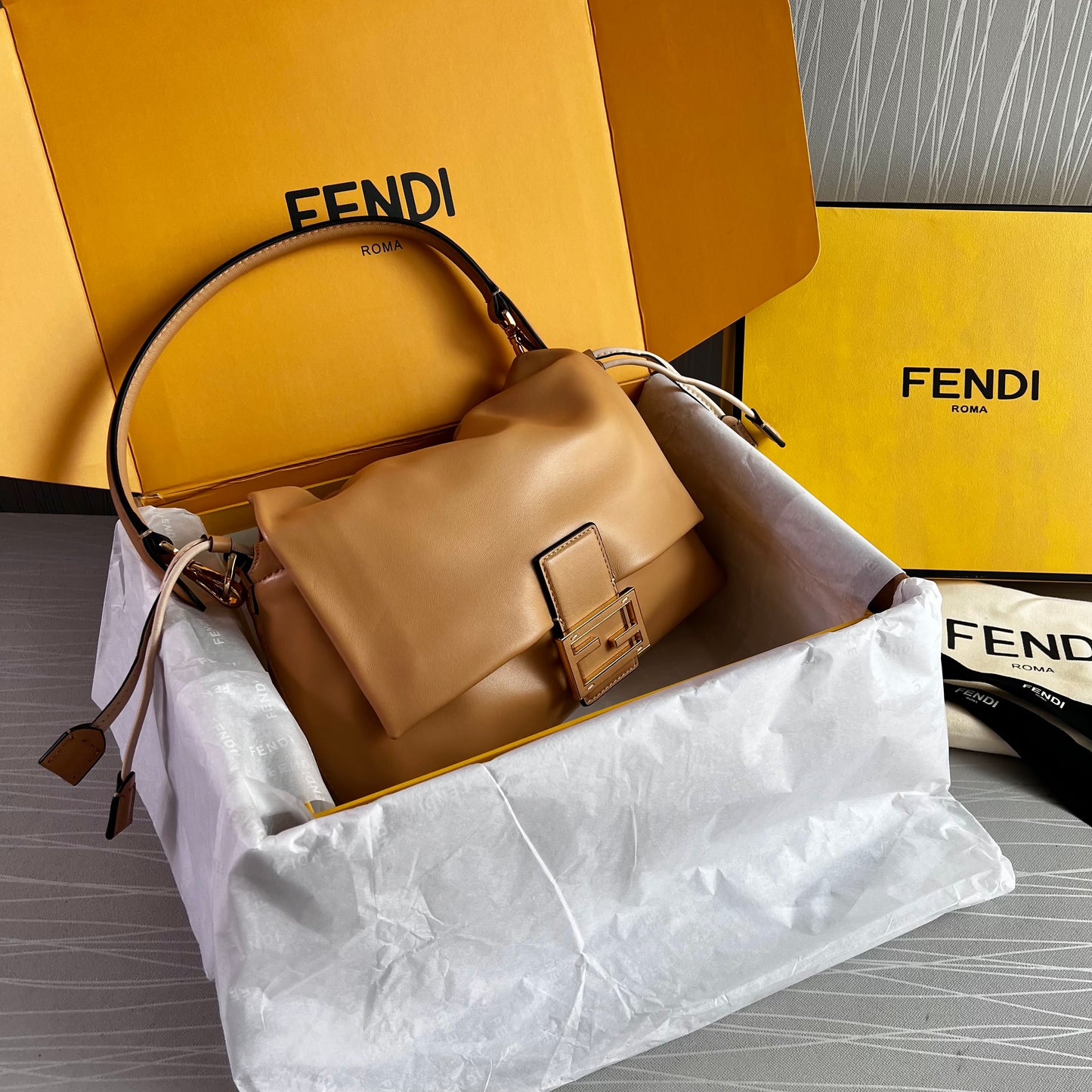 Bolso F piel color beige tamaño mediano