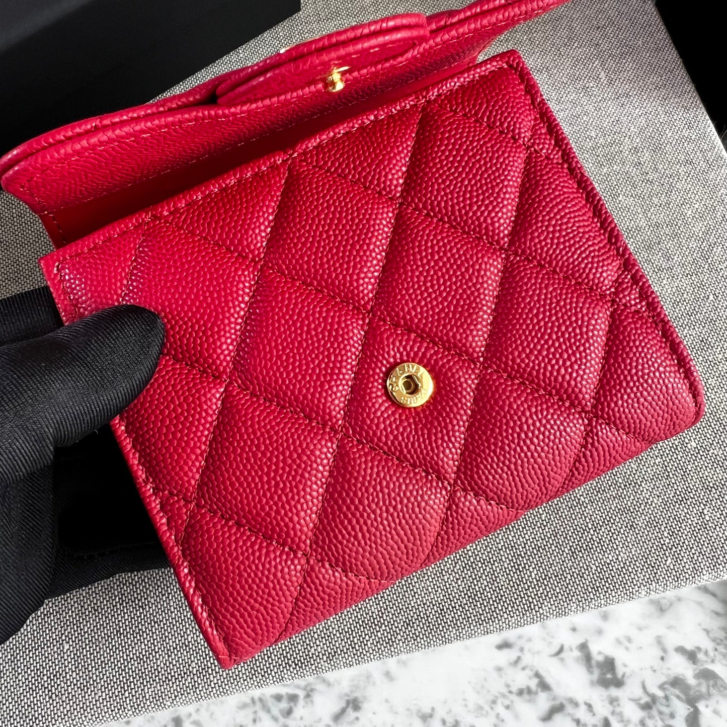 Cartera C-hanel piel caviar color rojo, herraje dorado