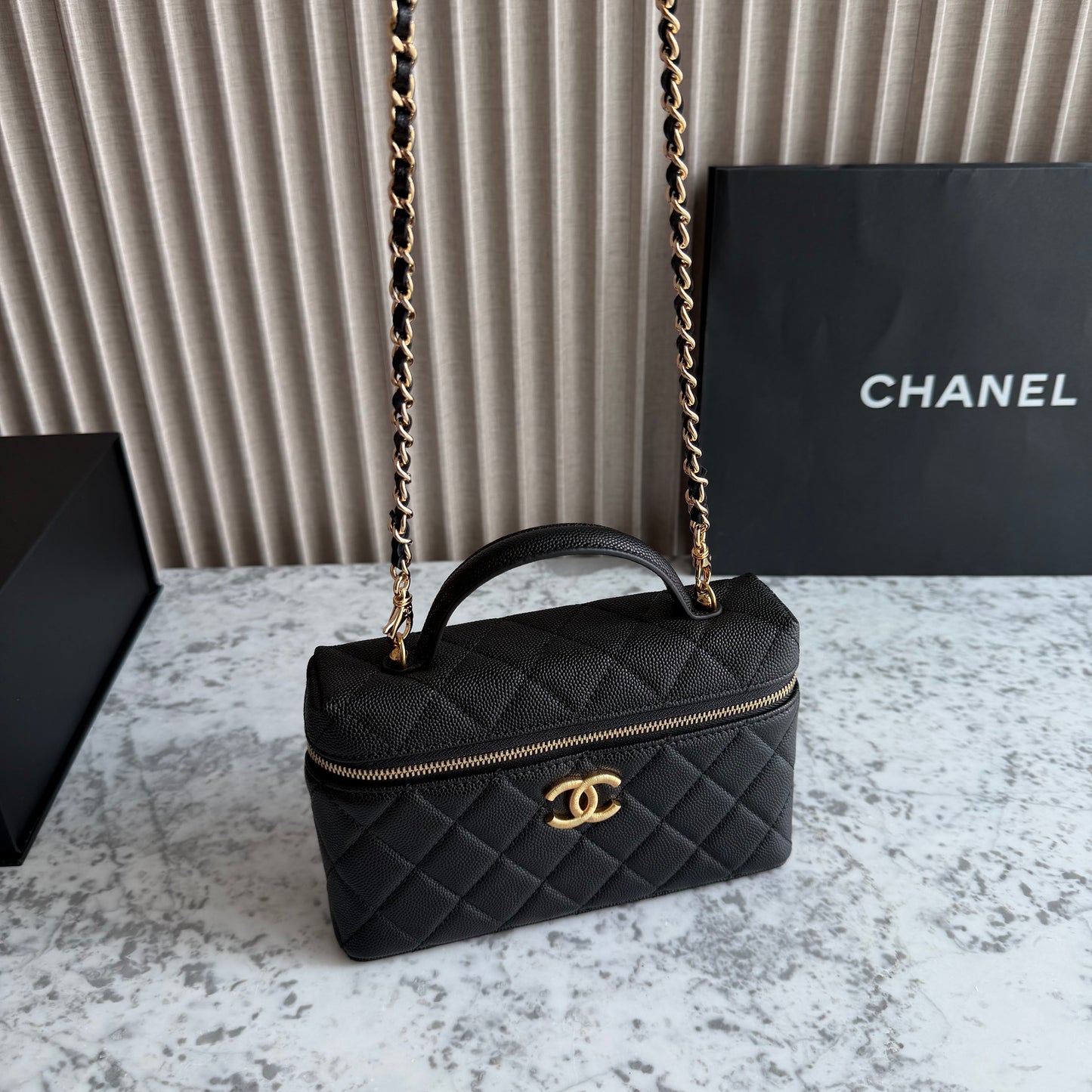 Bolso C-hanel vanity piel color negro