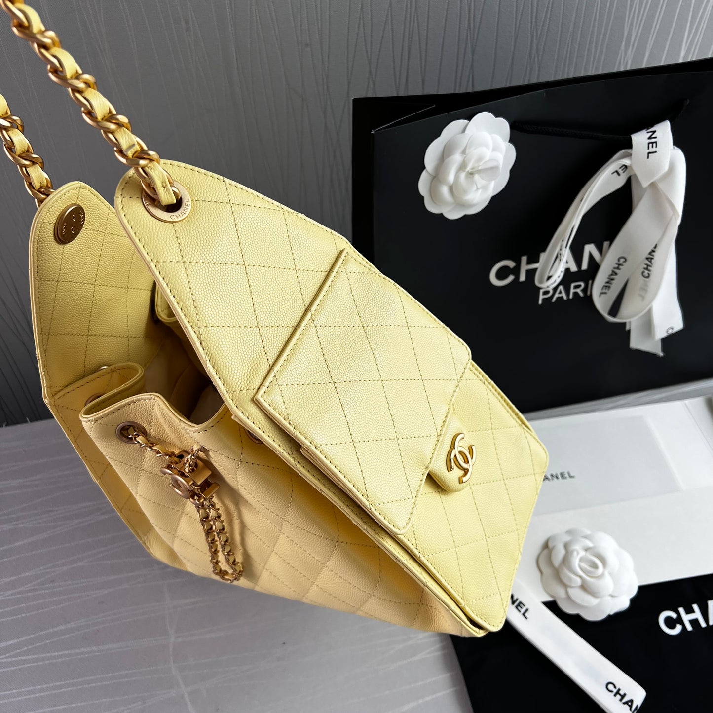 Bolso C 2-5 piel granulada color amarillo pequeña