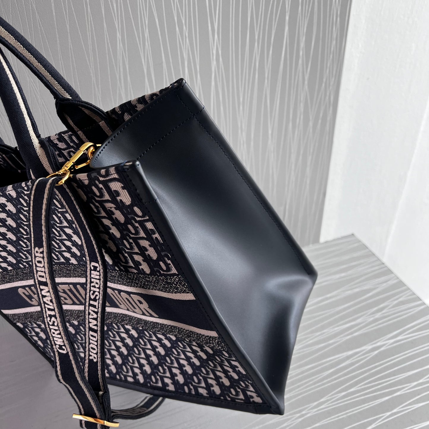 Bolso D Tote tela jacquard bordada en color azul marino