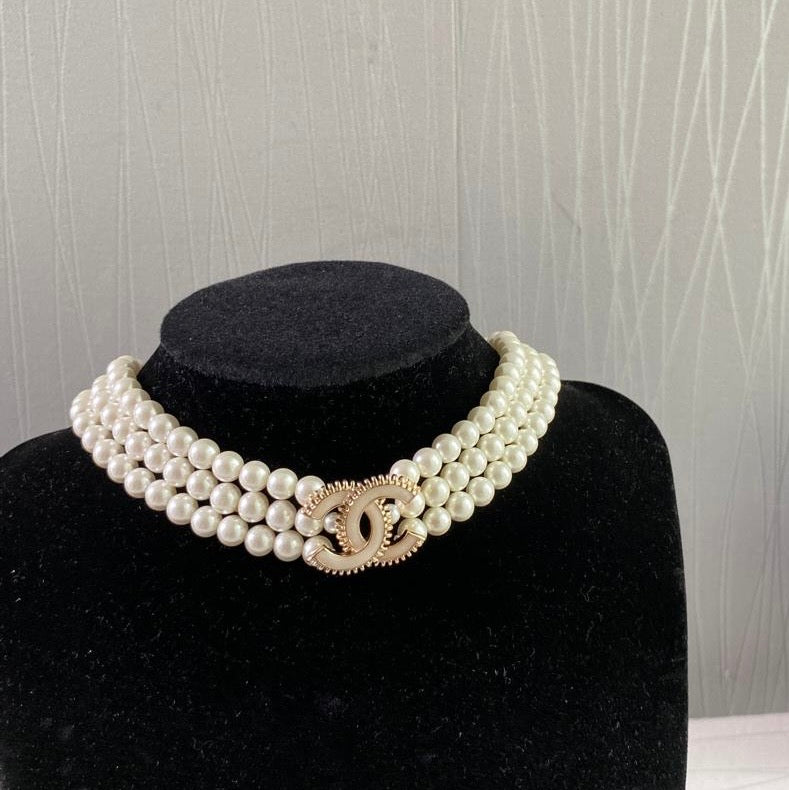 Collar C de 3 hilos combinado dorado y beige