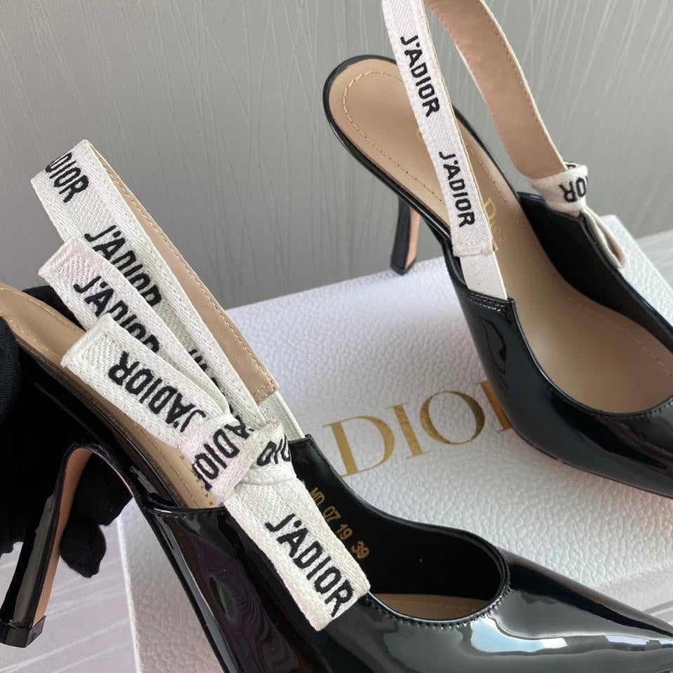 Zapatilla D en charol negro