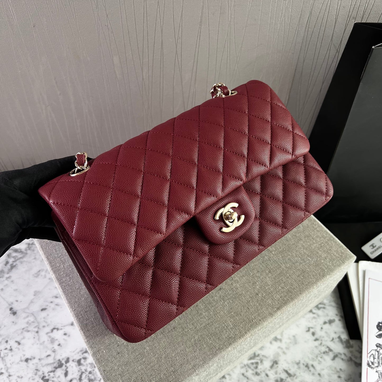 Bolso C-hanel piel caviar color vino, herrajes dorados