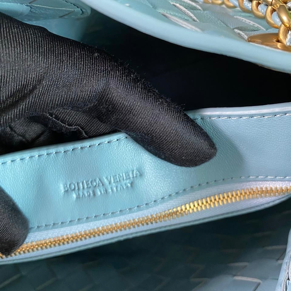 Bolso B A-ndiamo piel color azul con cadena