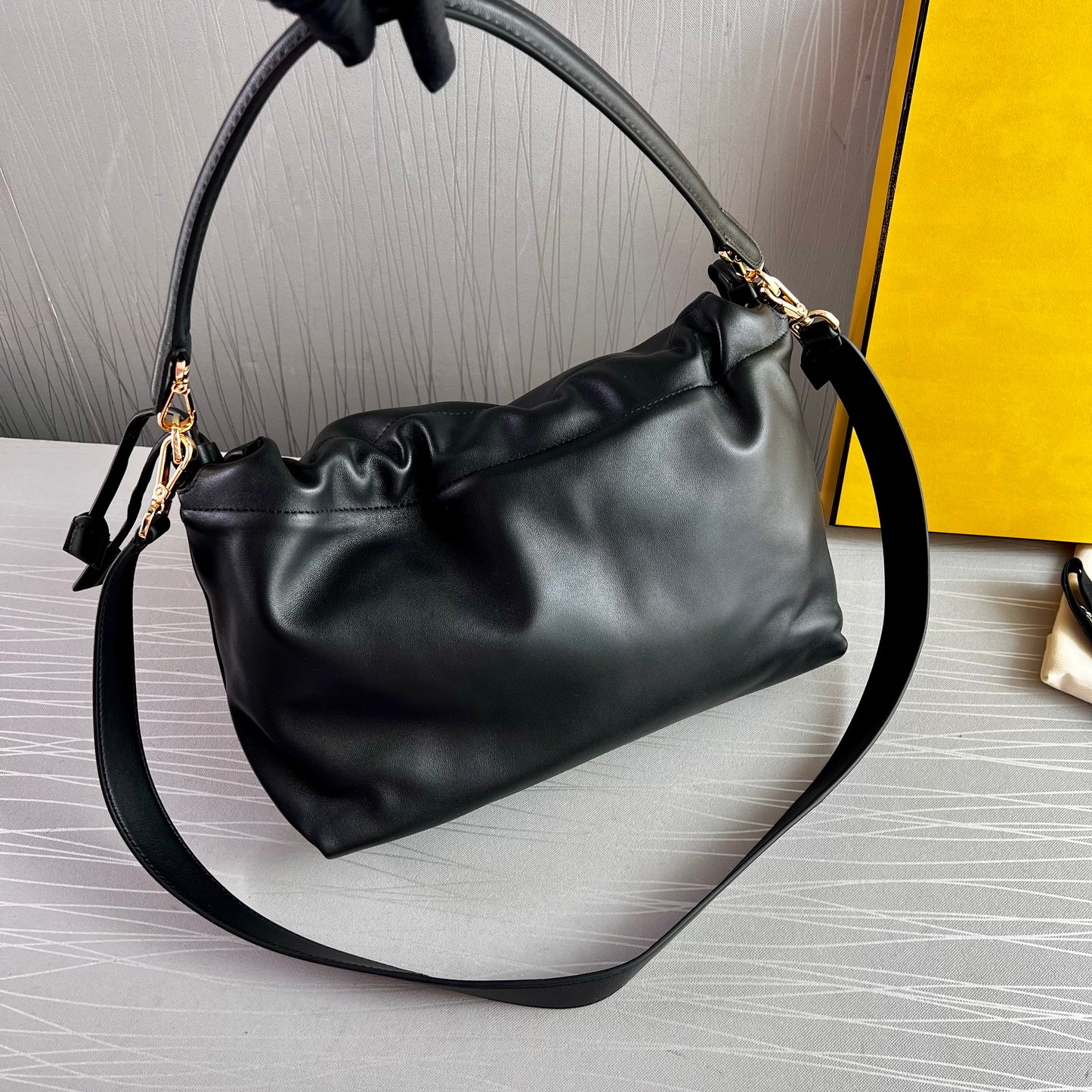 Bolso F M-amma piel negra tamaño grande