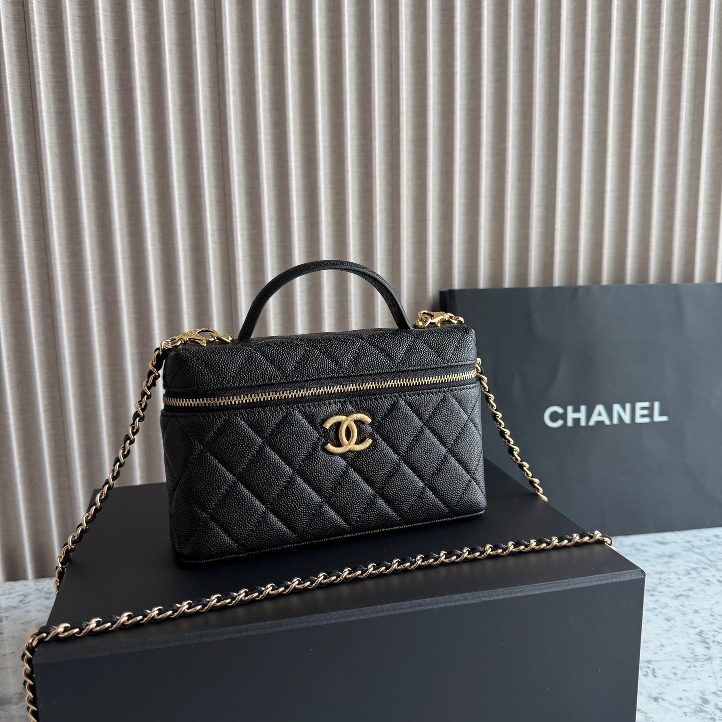 Bolso C-hanel vanity piel color negro