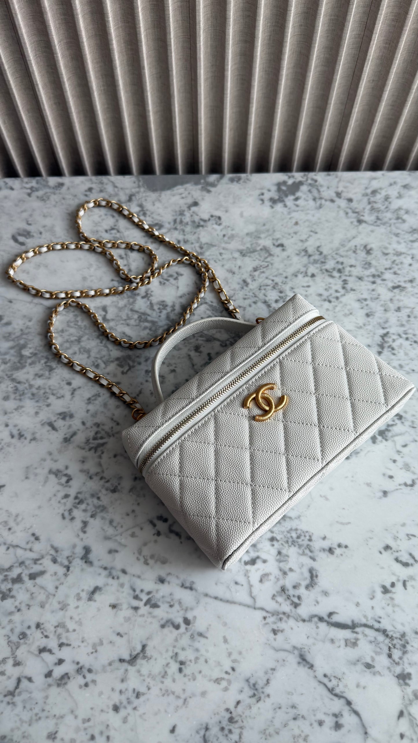 Bolso C-hanel vanity piel caviar color blanco