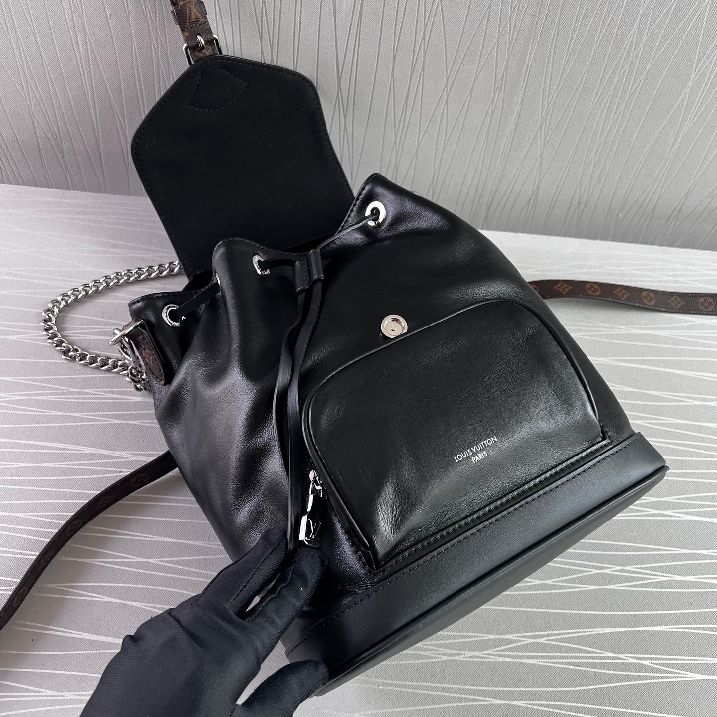 Backpack L piel en color negro
