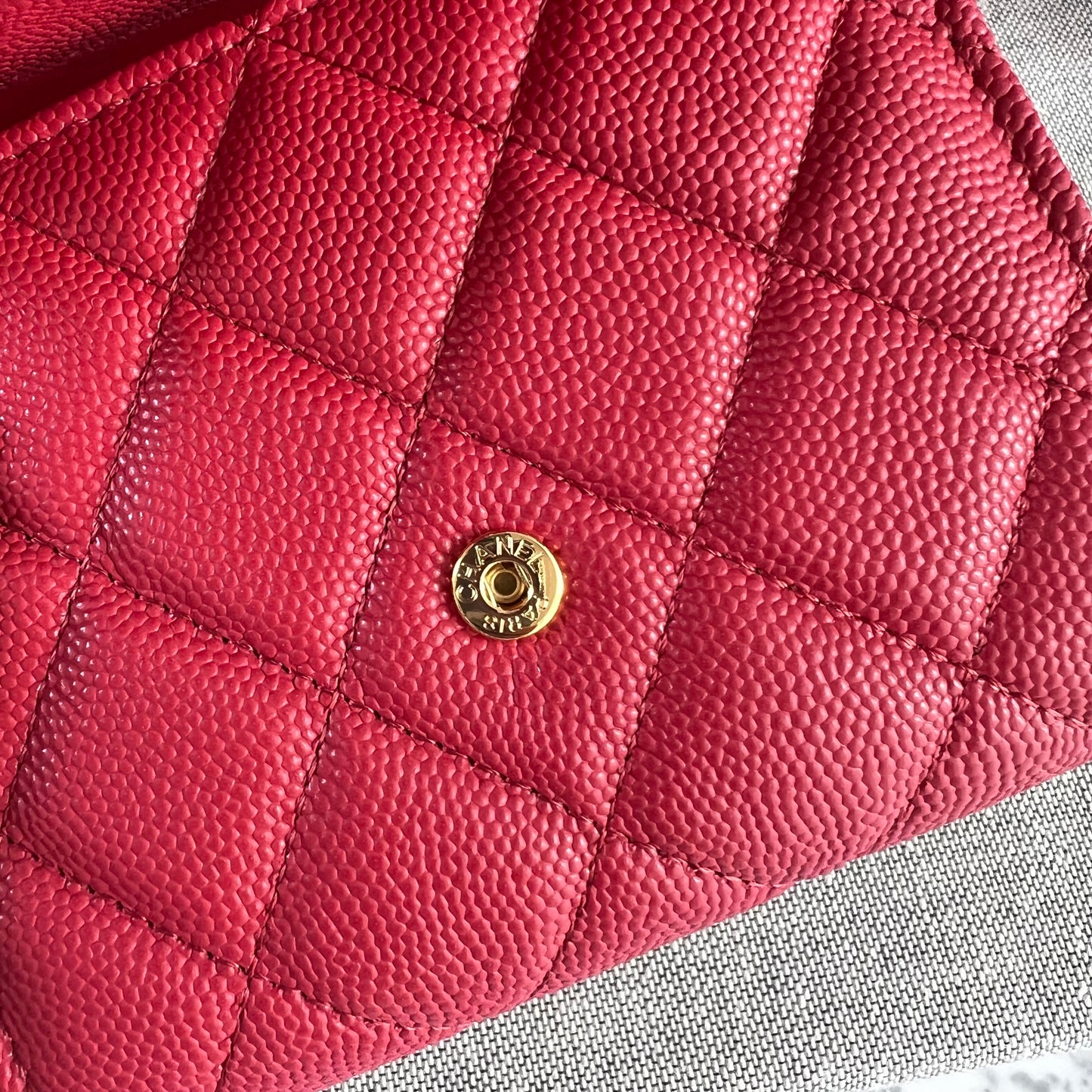 Cartera C-hanel piel caviar color rojo, herraje dorado