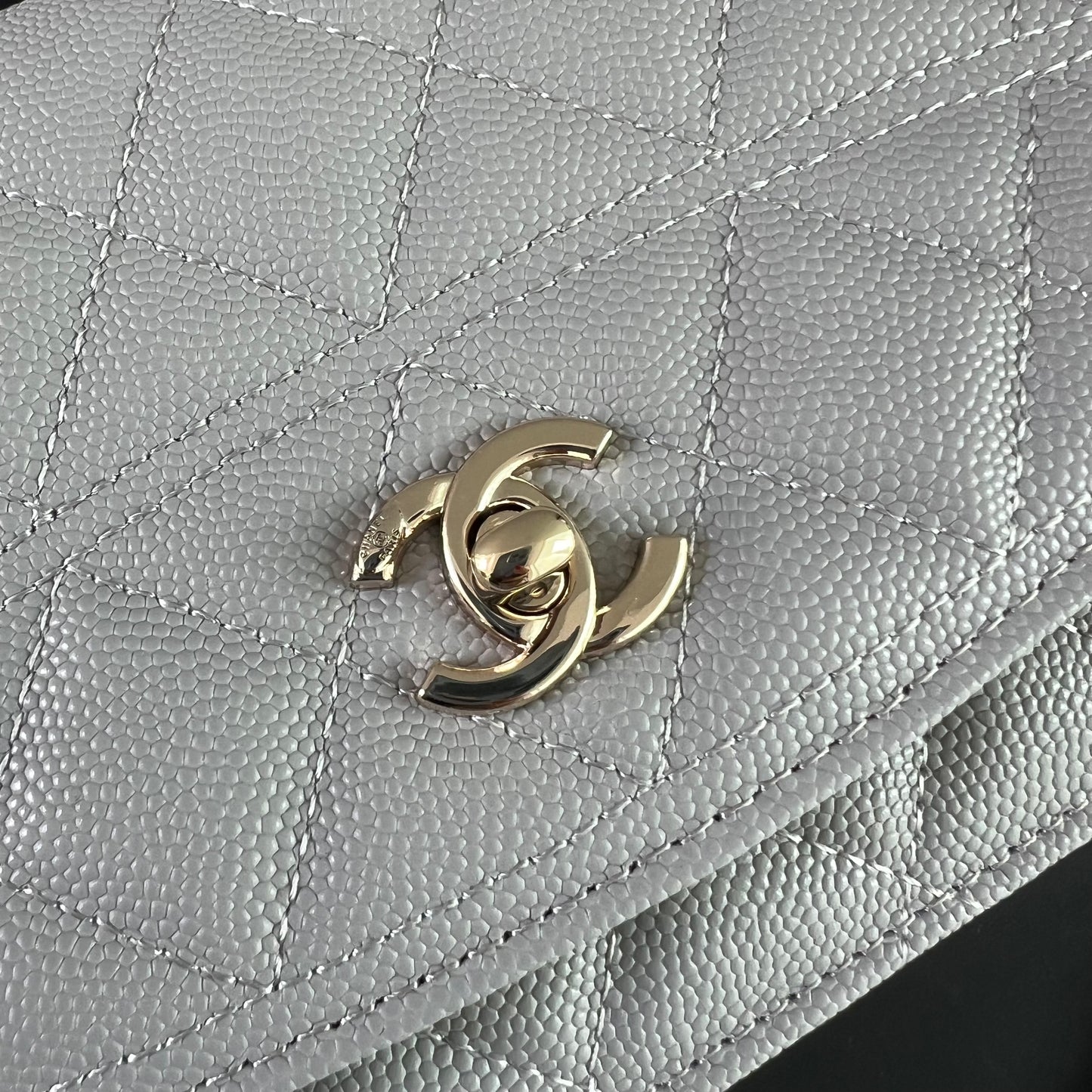 Bolso C piel color gris con herrajes dorados