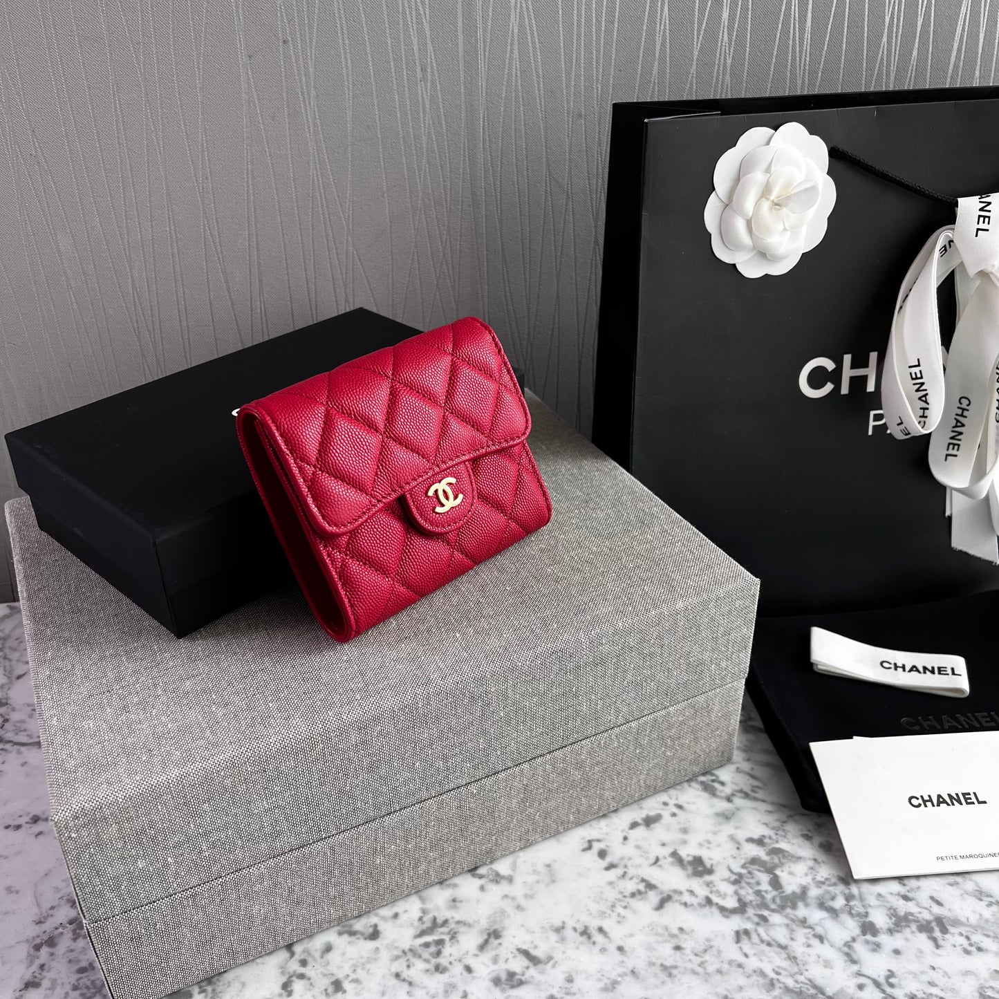 Cartera C-hanel piel caviar color rojo, herraje dorado