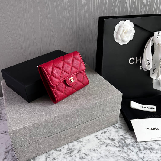 Cartera C-hanel piel caviar color rojo, herraje dorado