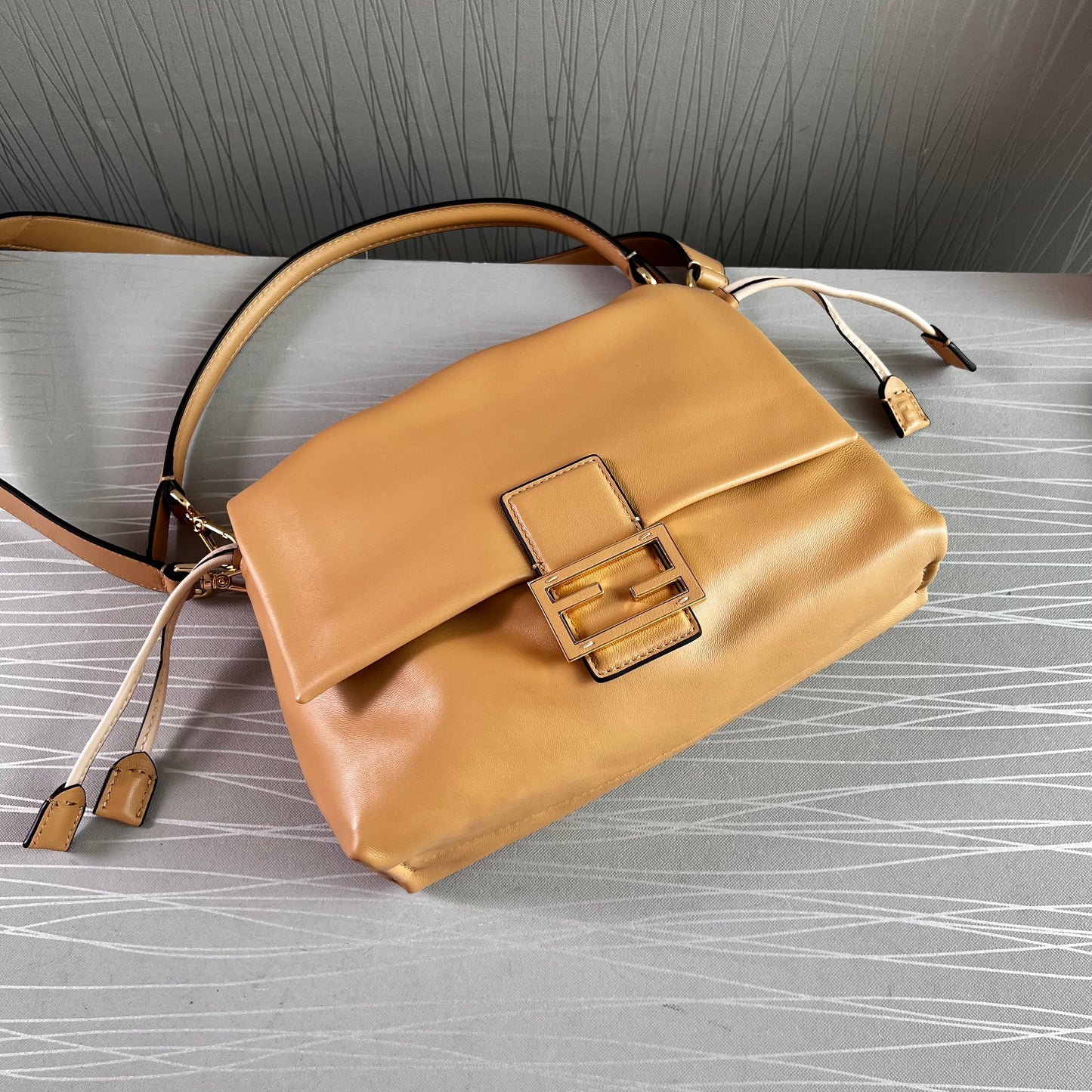 Bolso F piel color beige tamaño mediano