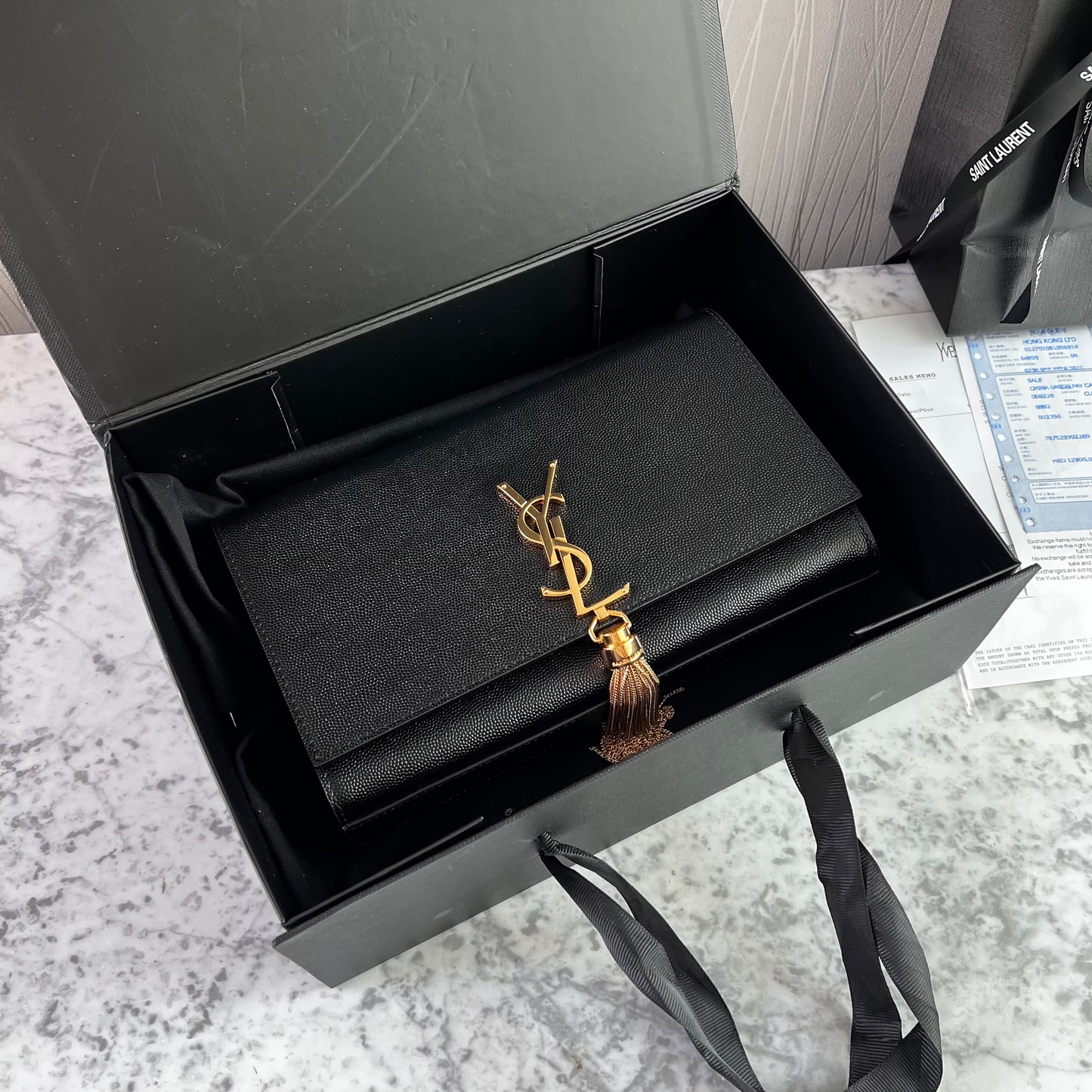 Bolso Y piel granulada color negro con borla