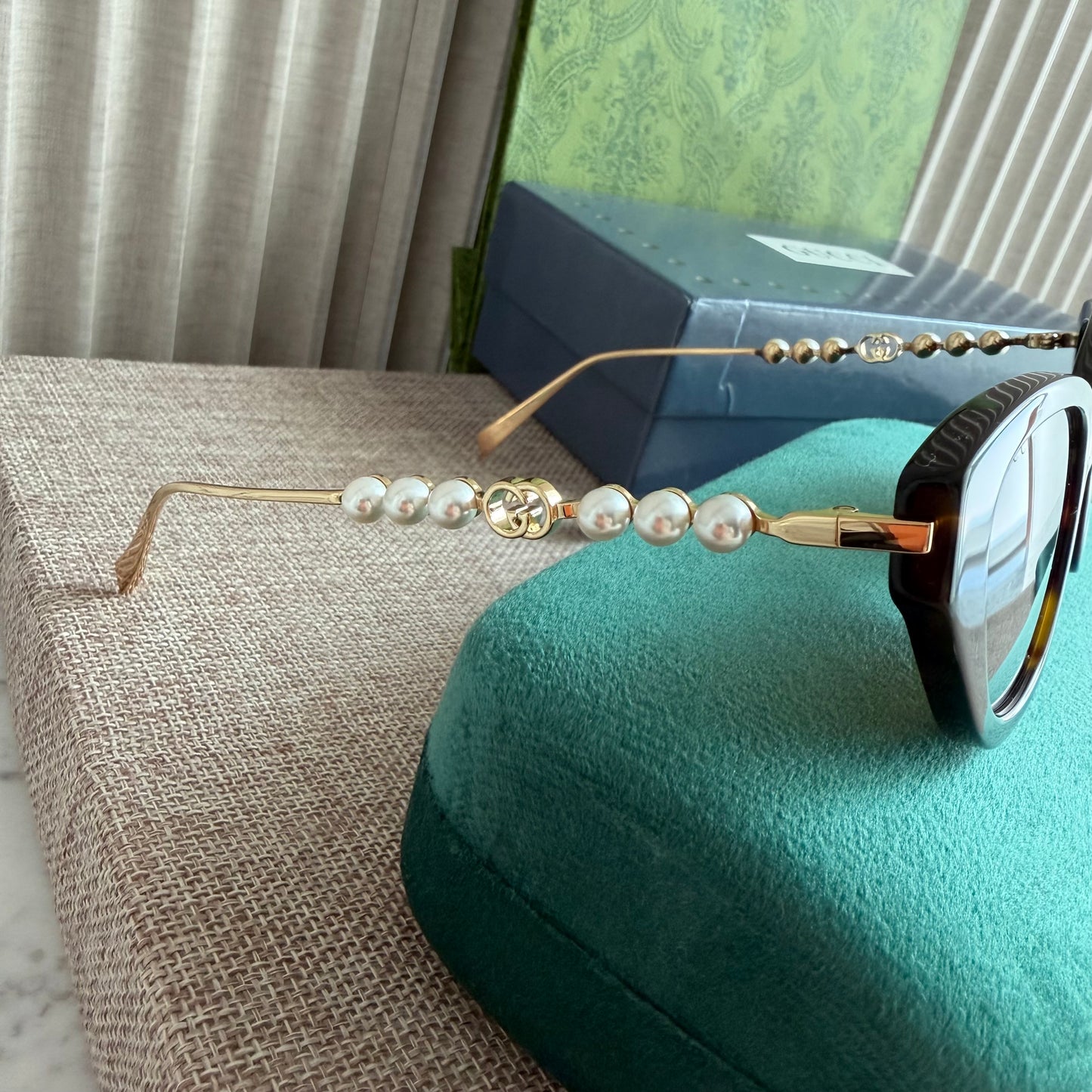Lentes G-ucci color negro con perlas