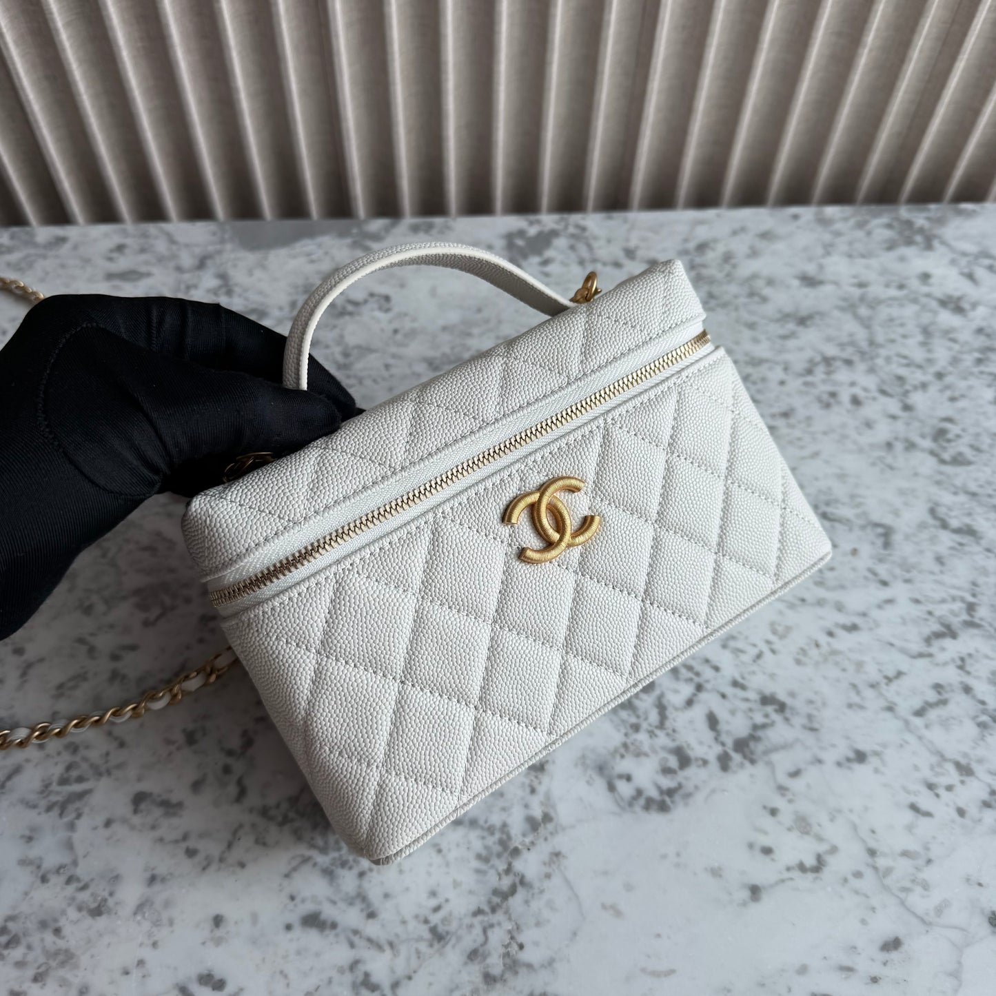 Bolso C-hanel vanity piel caviar color blanco