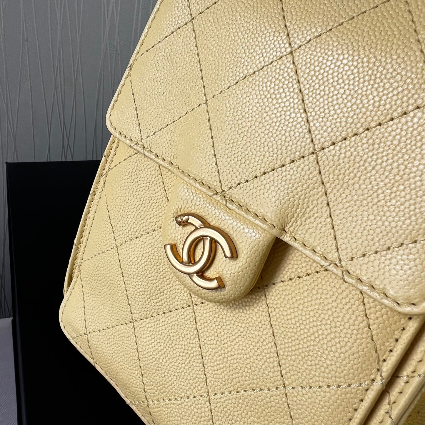 Bolso C 2-5 piel granulada color amarillo pequeña