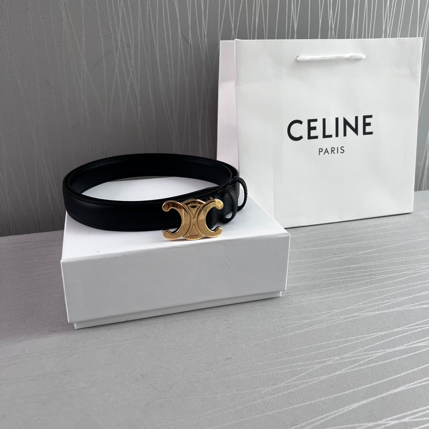 Cinto C piel color negro herraje dorado