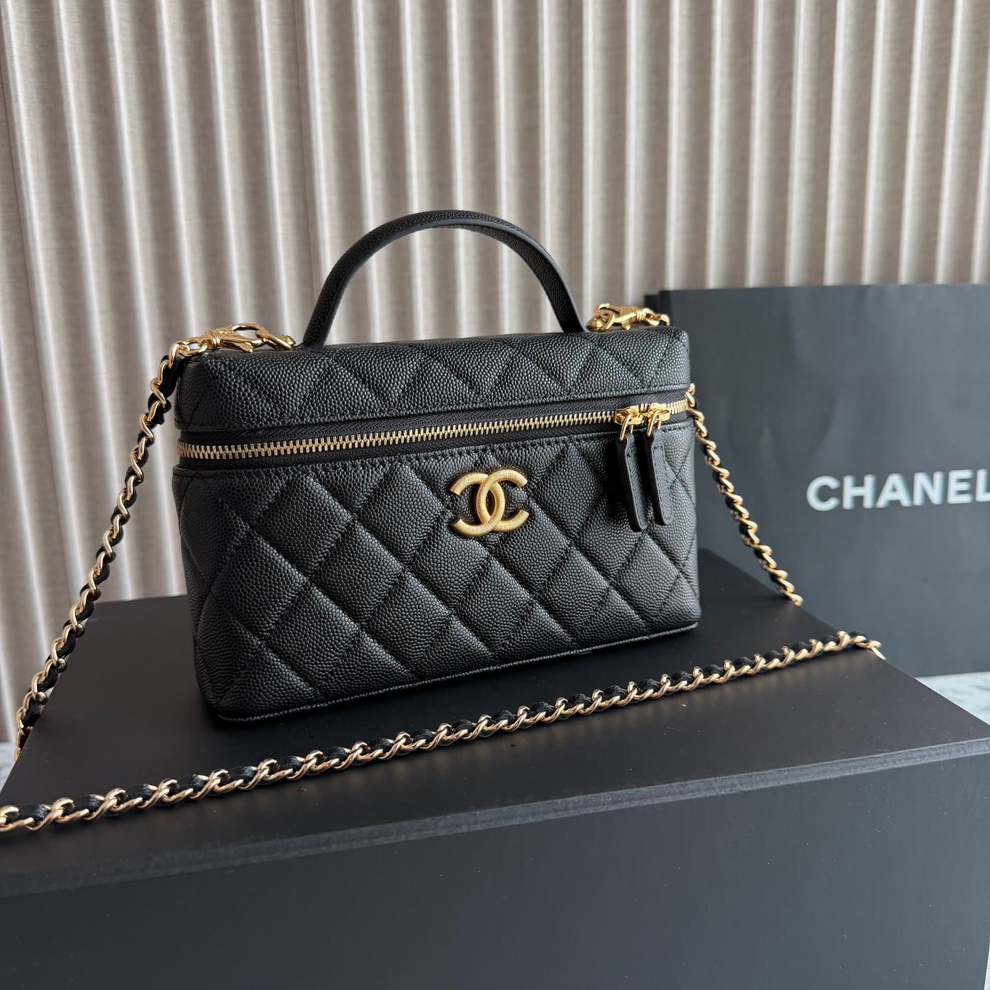 Bolso C-hanel vanity piel color negro