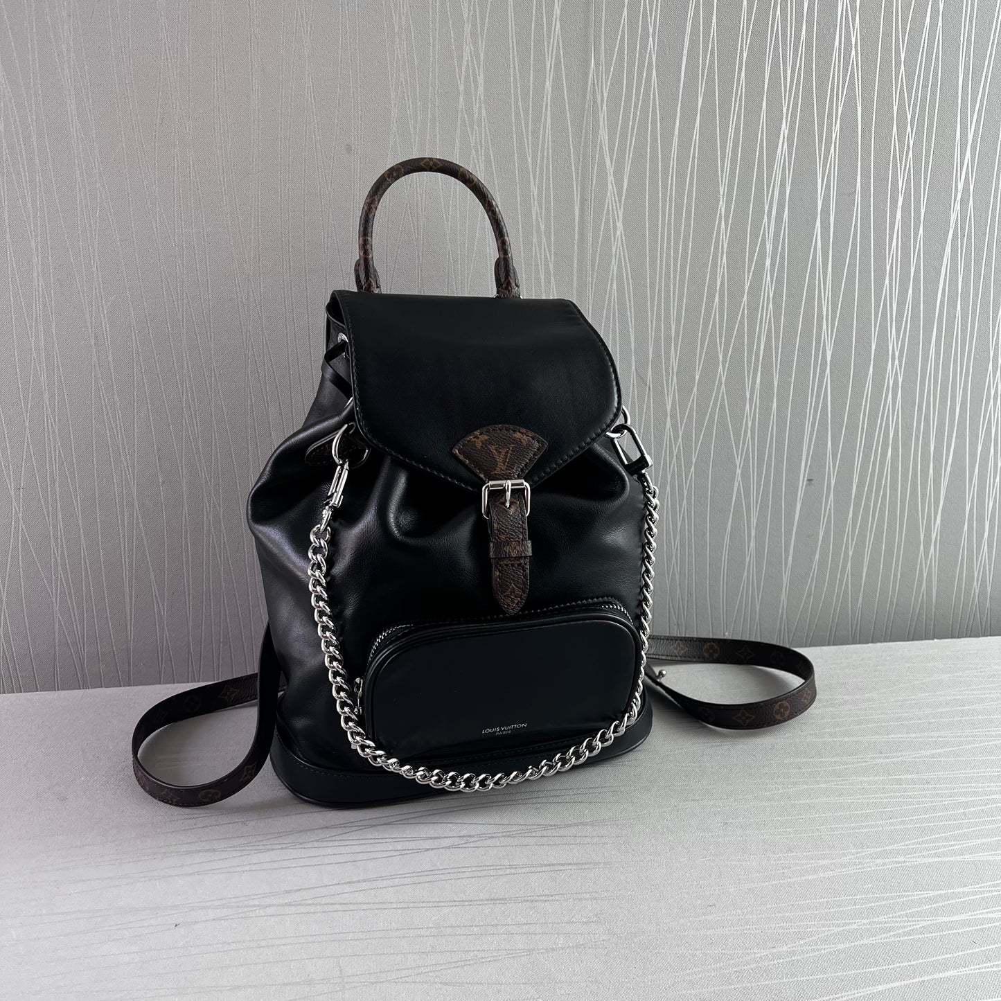 Backpack L piel en color negro