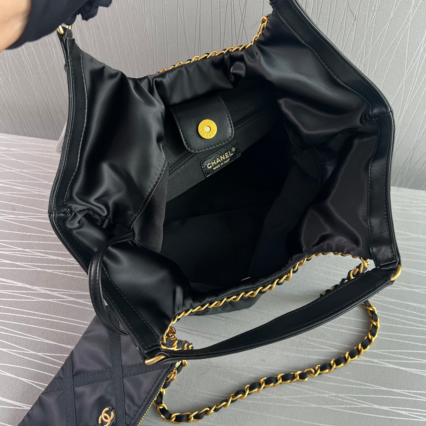 Bolso C negro en satín y piel