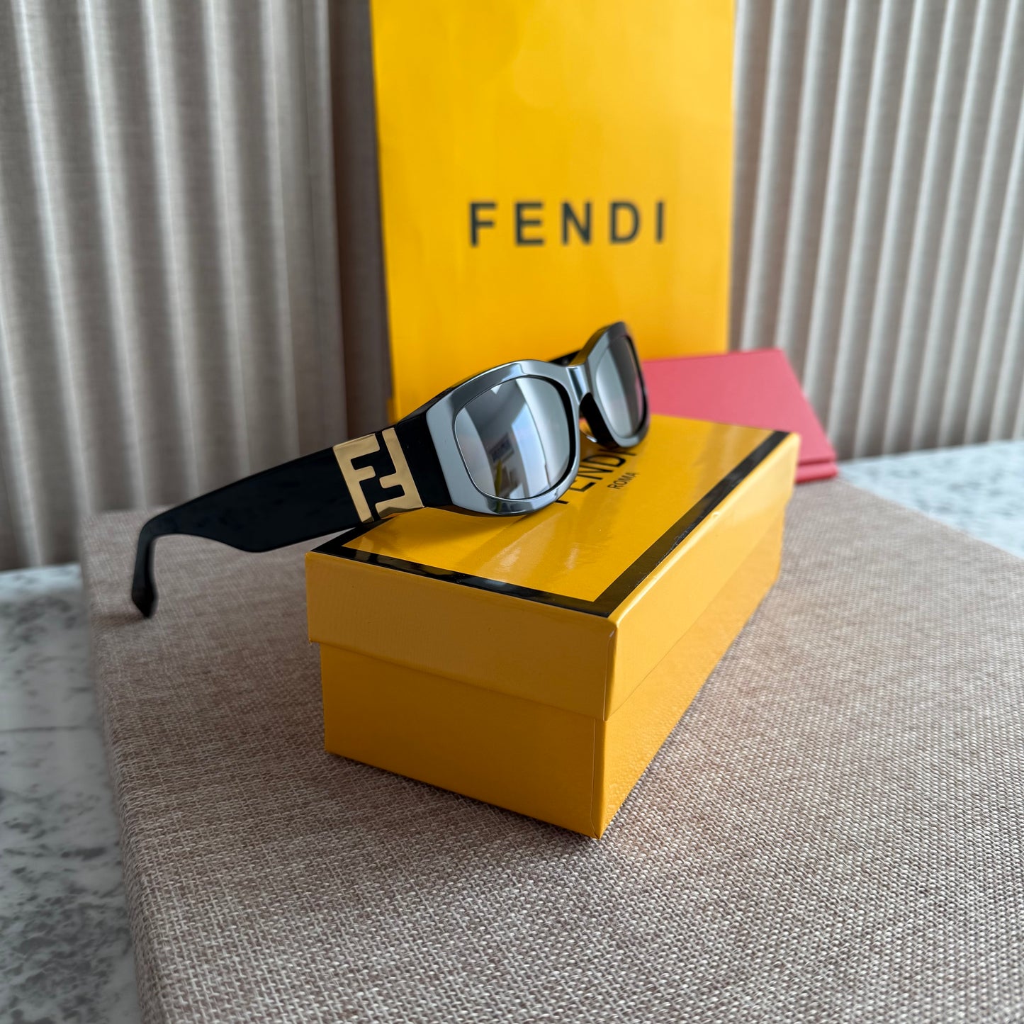 Lentes F-endi color negro con dorado