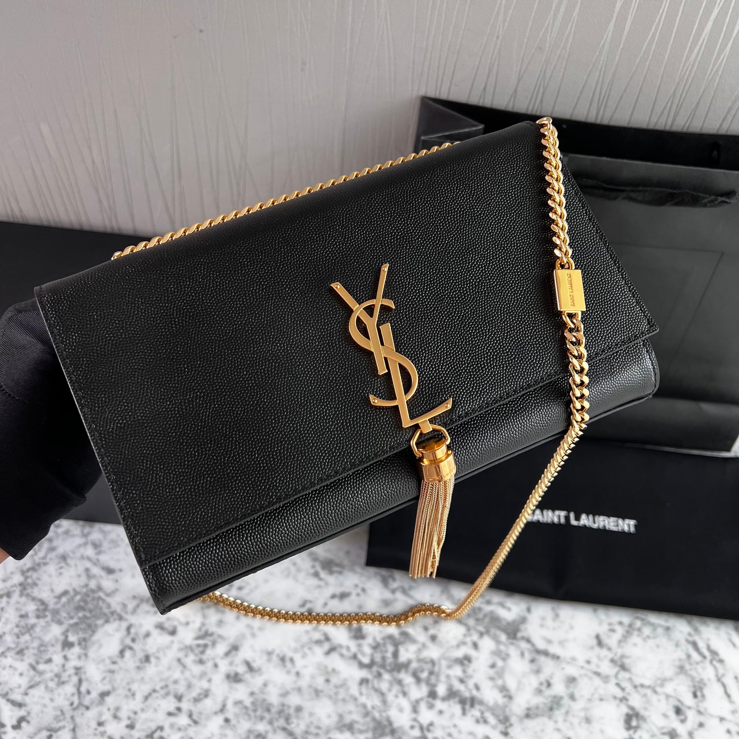 Bolso Y piel granulada color negro con borla