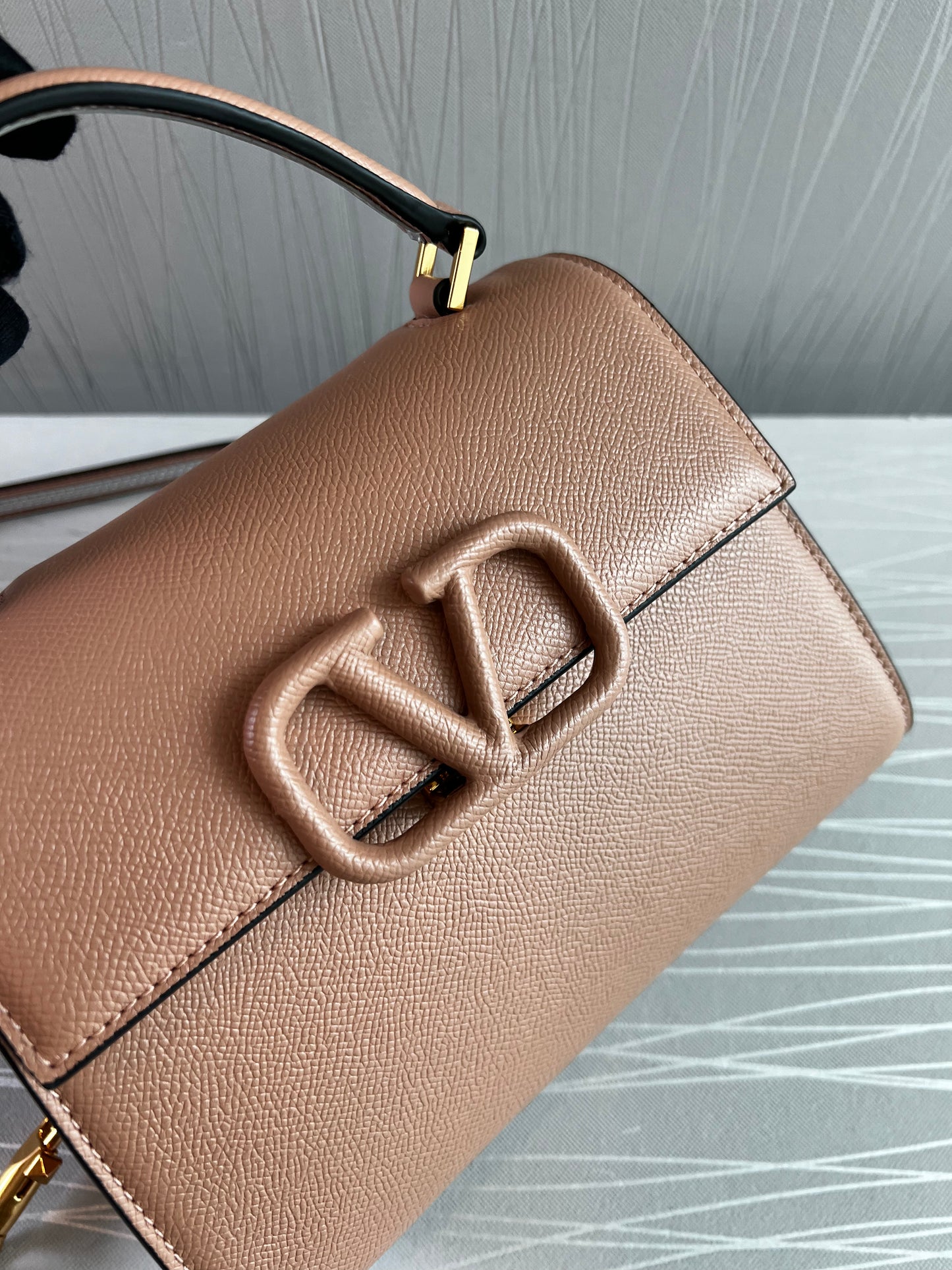 Bolso V piel color nude