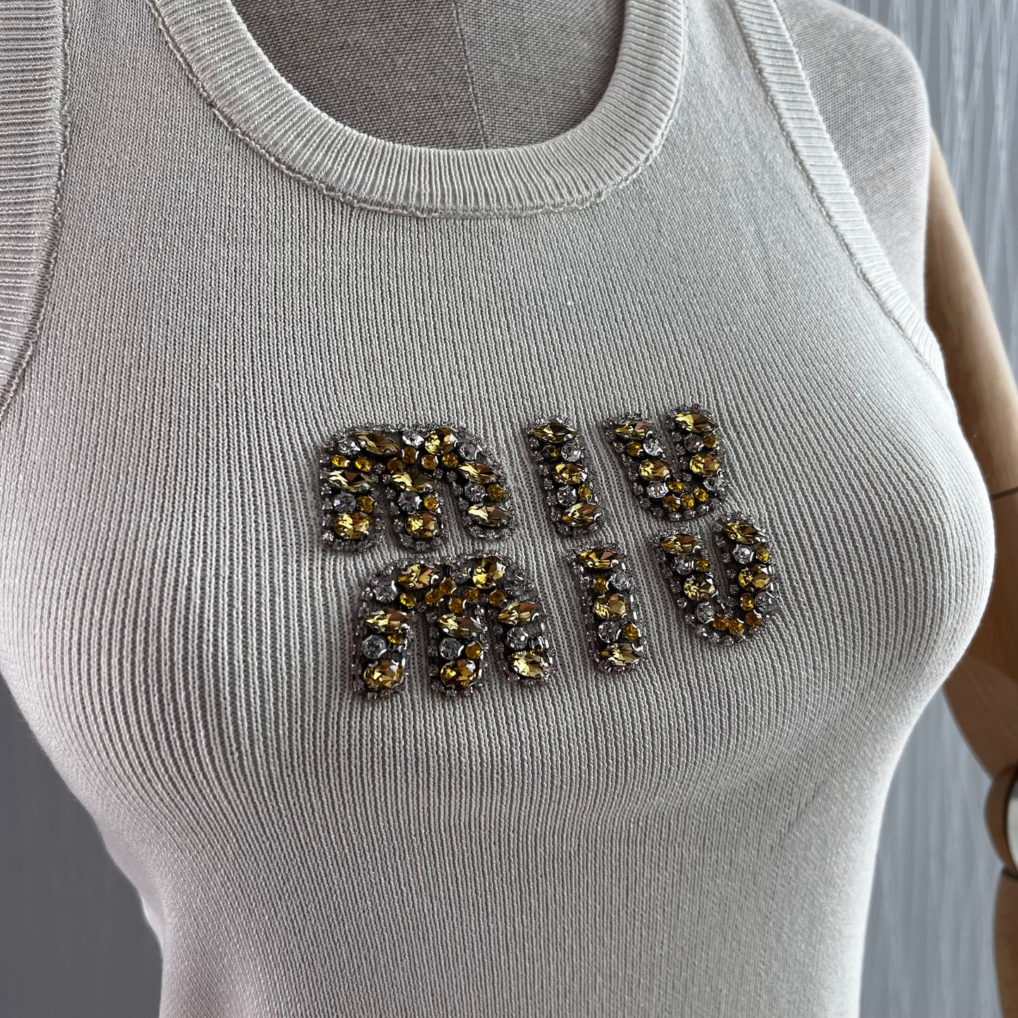 Playera M color beige con bordado
