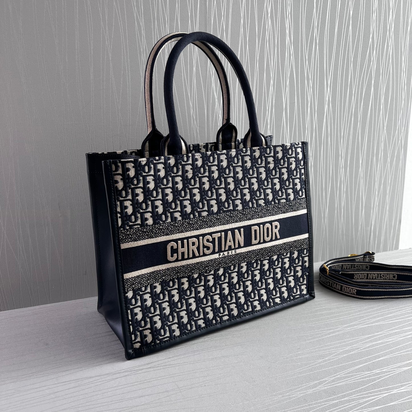 Bolso D Tote tela jacquard bordada en color azul marino