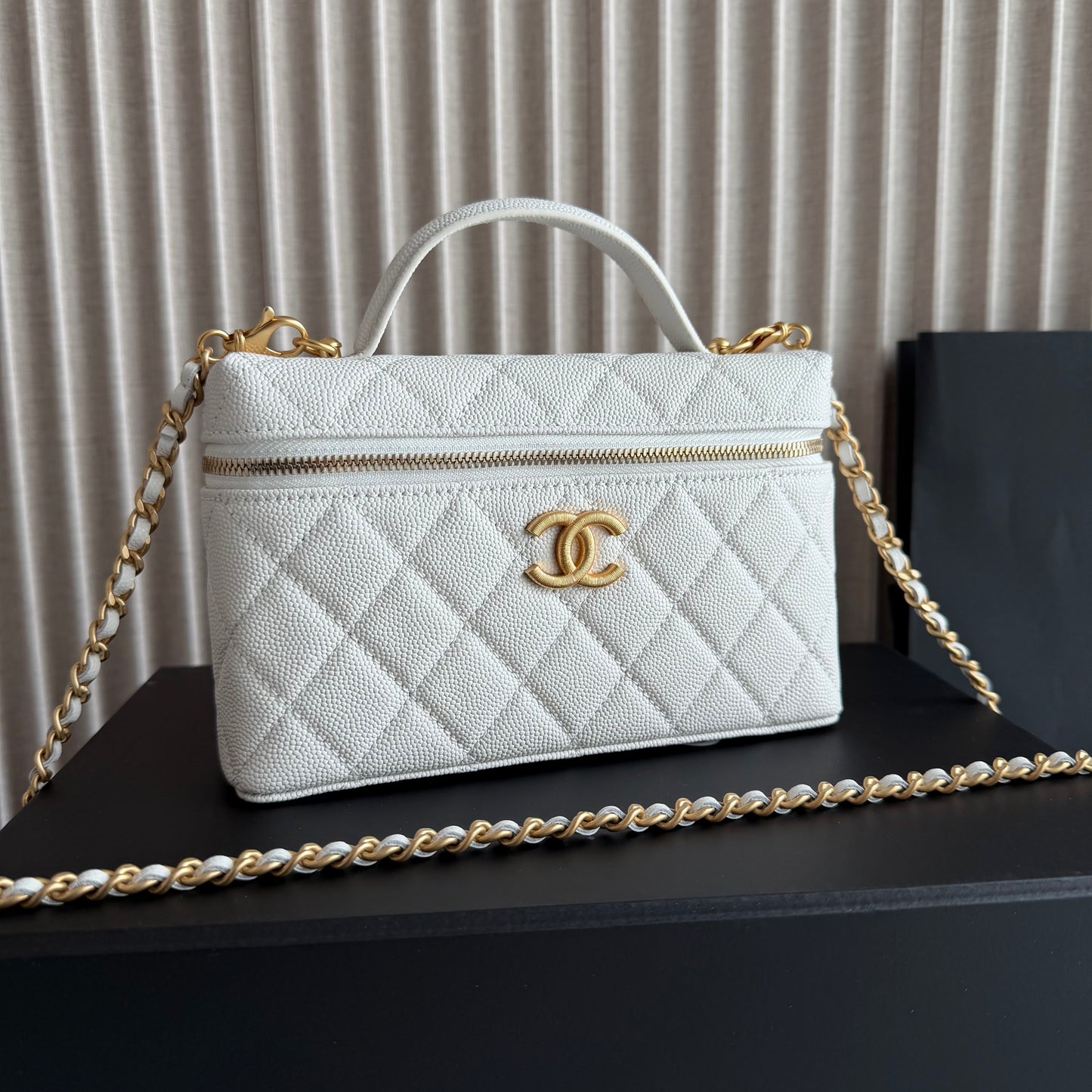 Bolso C-hanel vanity piel caviar color blanco