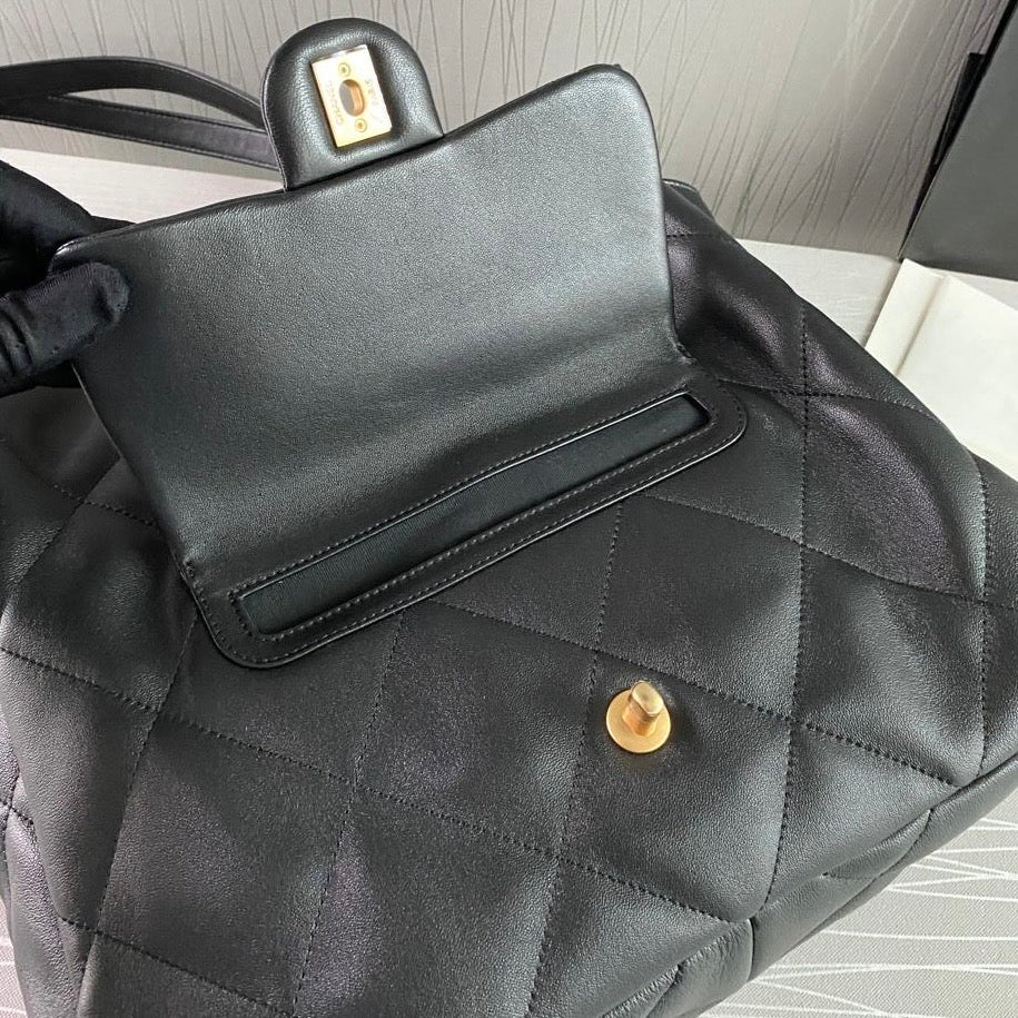 Bolso C hobo piel color negro con herrajes dorados