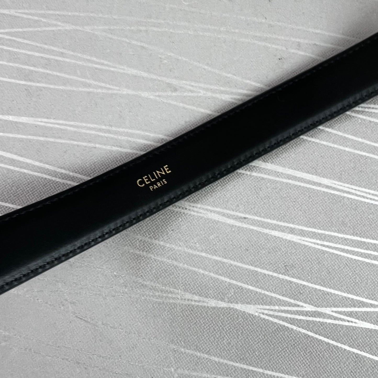 Cinto C piel color negro herraje dorado