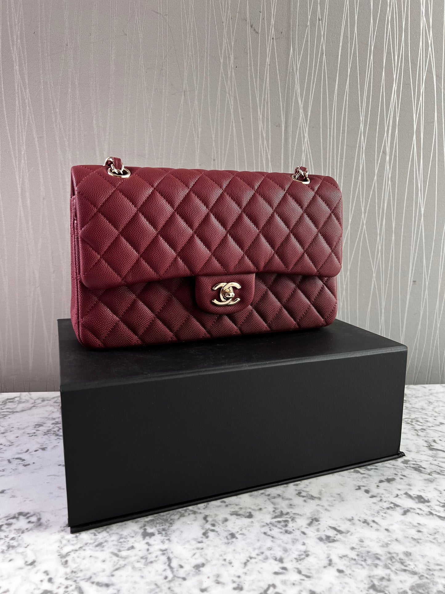 Bolso C-hanel piel caviar color vino, herrajes dorados