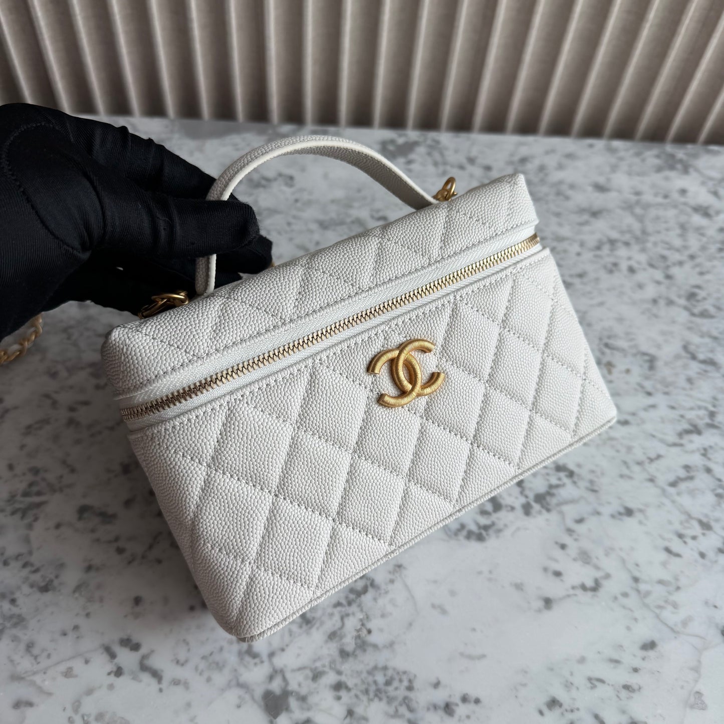 Bolso C-hanel vanity piel caviar color blanco
