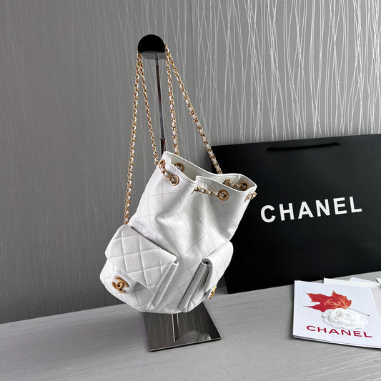 Backpack C piel blanco con herrajes dorados