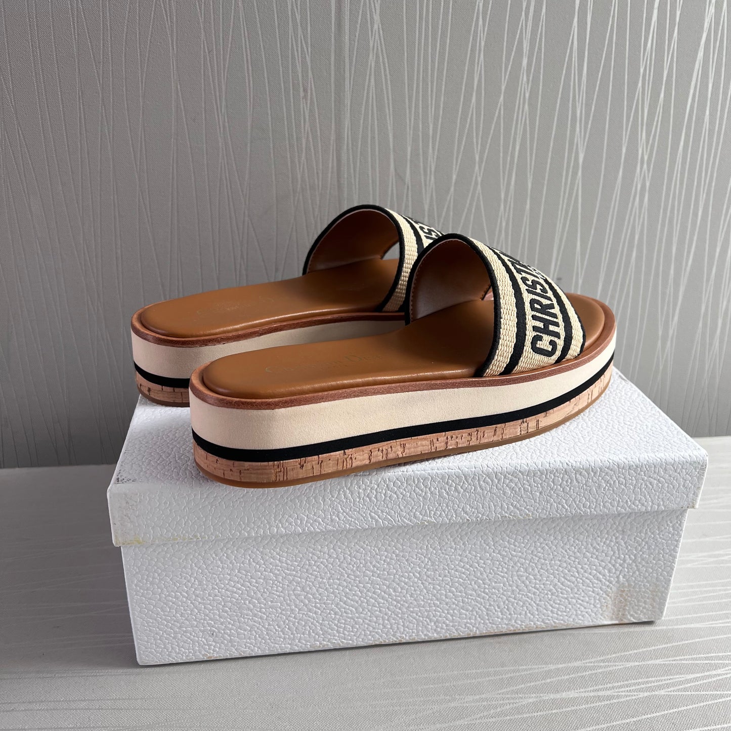 Sandalias D bordada color beige y negro