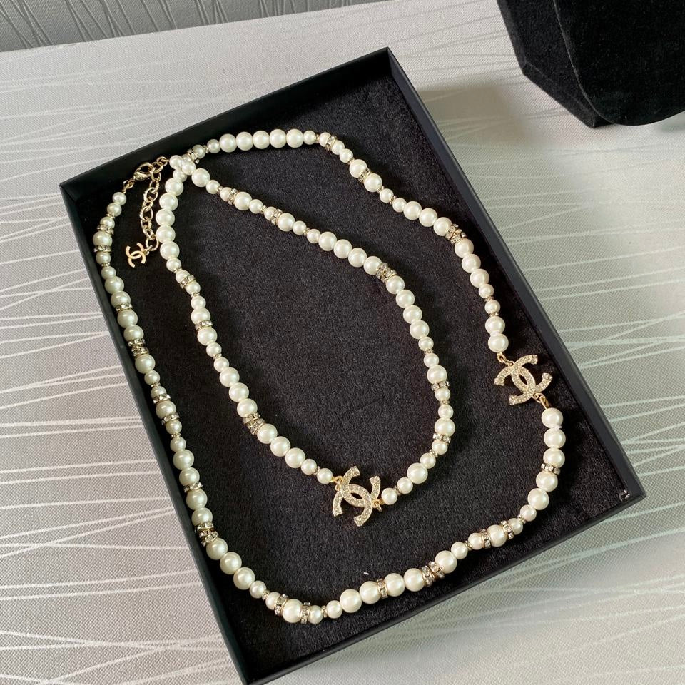 Collar C dorado combinado con perlas