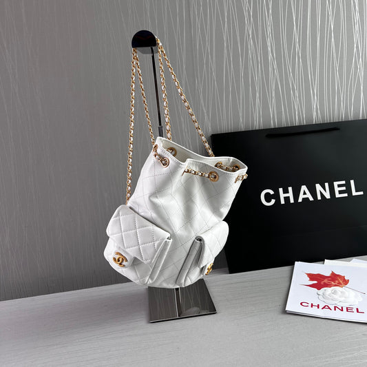 Backpack C piel blanco con herrajes dorados