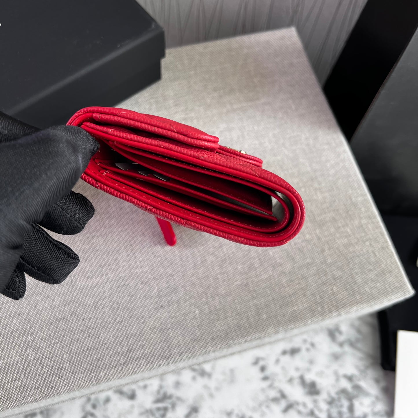 Cartera C-hanel piel caviar color rojo, herraje dorado