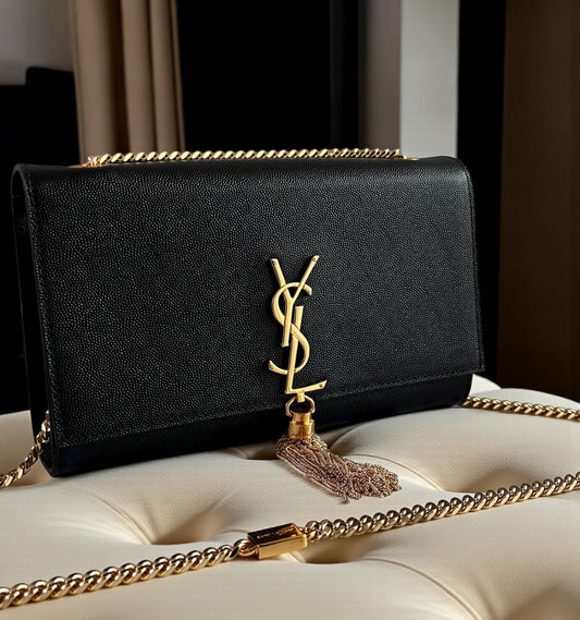 Bolso Y piel granulada color negro con borla