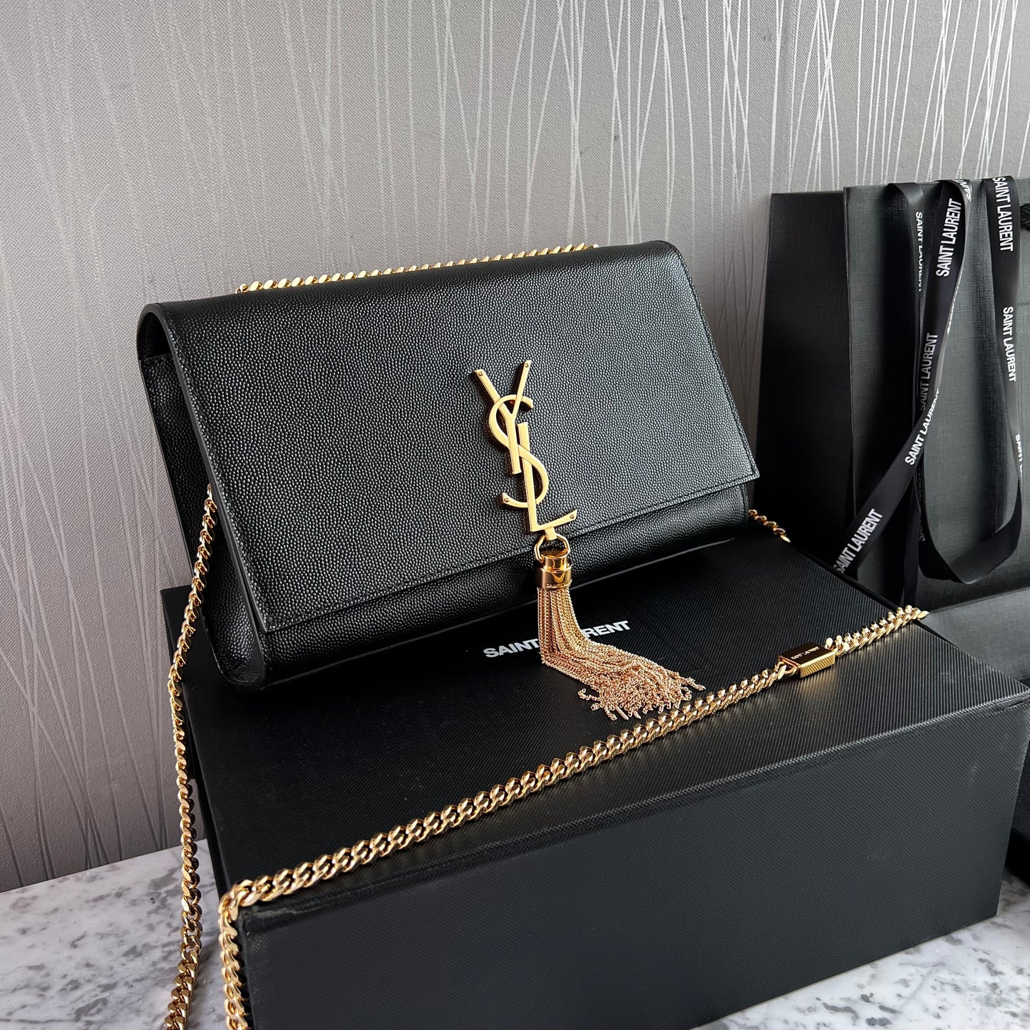 Bolso Y piel granulada color negro con borla