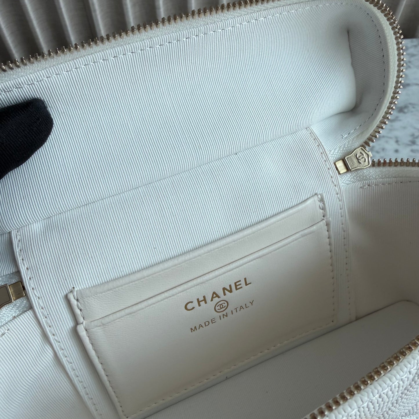Bolso C-hanel vanity piel caviar color blanco