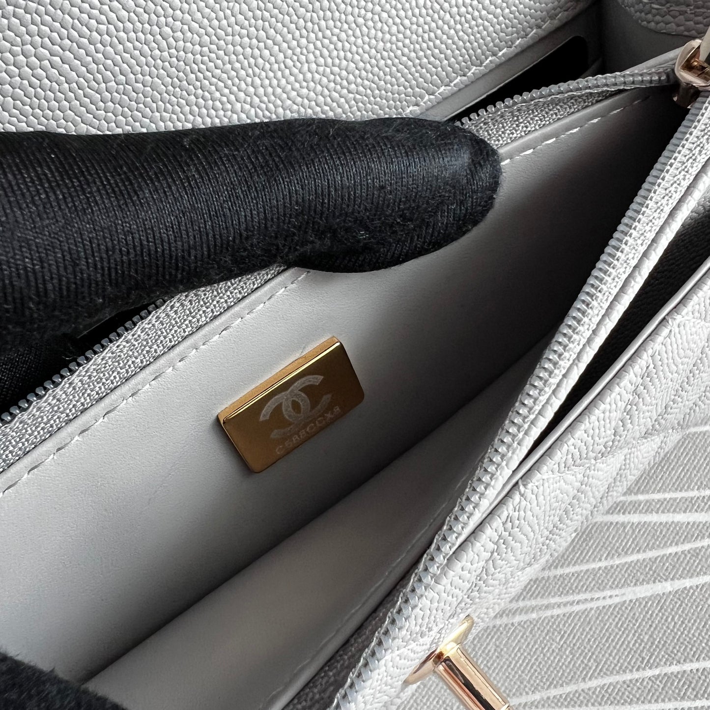 Bolso C piel color gris con herrajes dorados