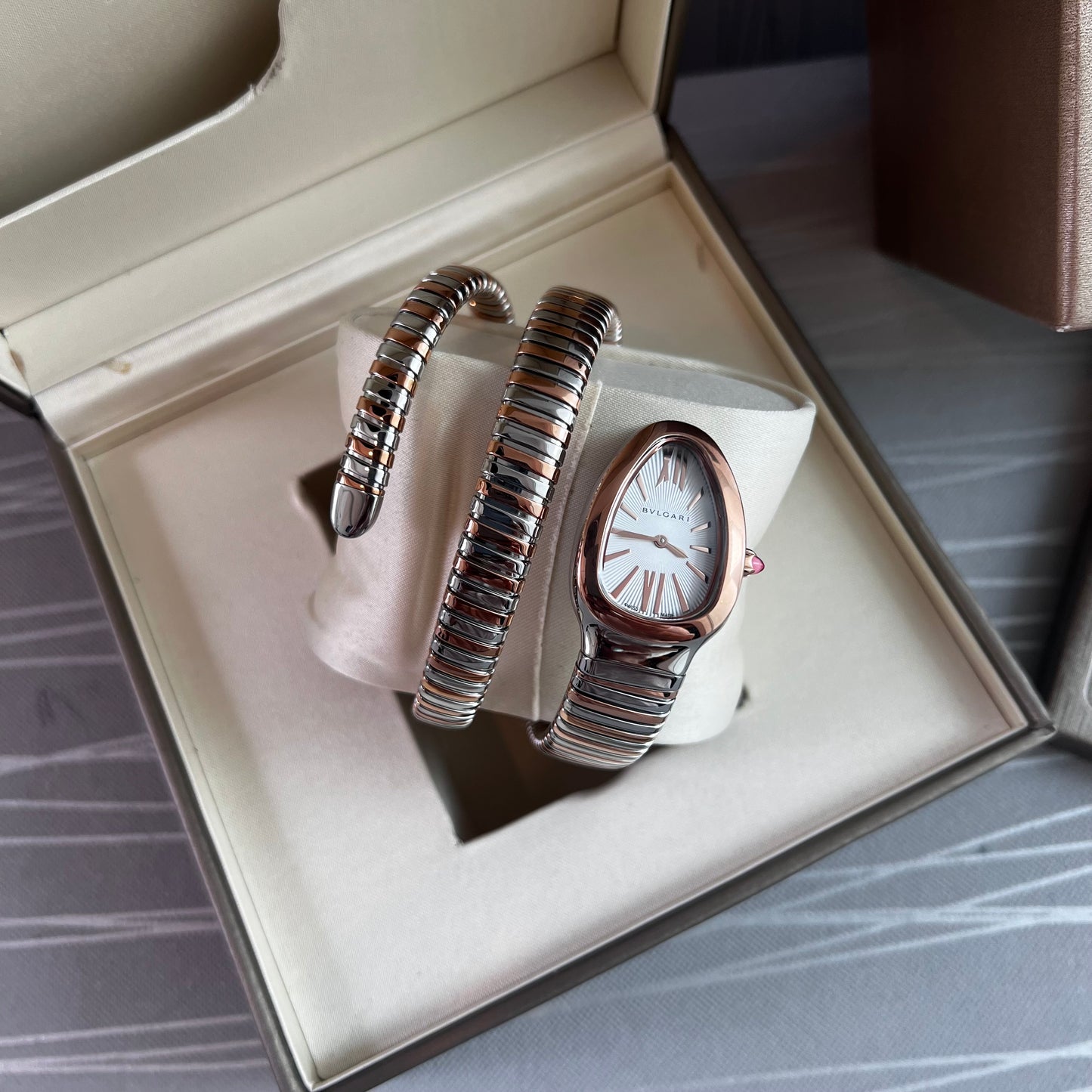 Reloj B brazalete doble en dos tonos , rosa y plateado
