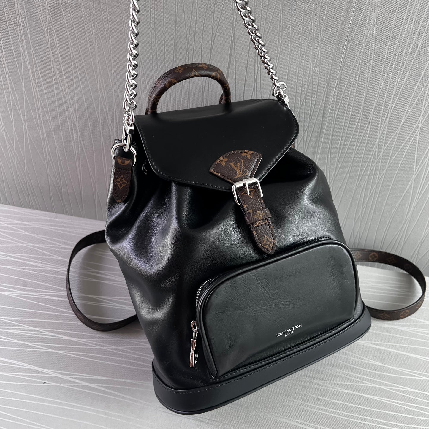 Backpack L piel en color negro
