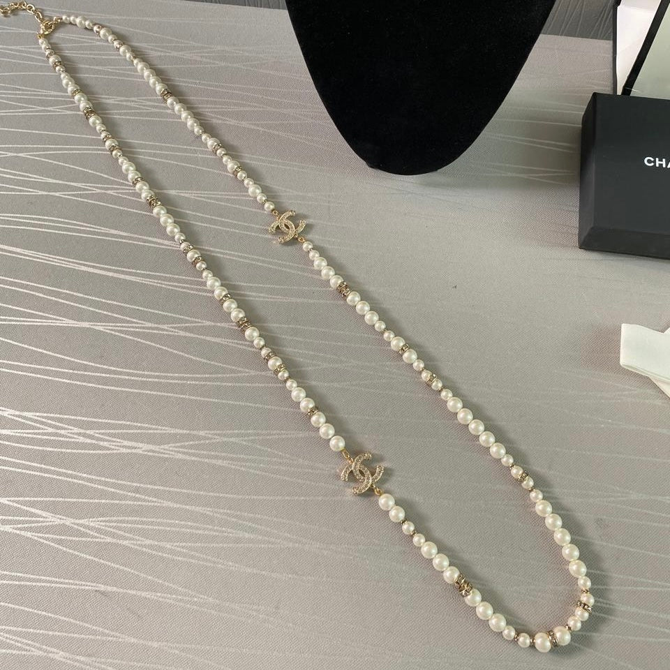 Collar C dorado combinado con perlas