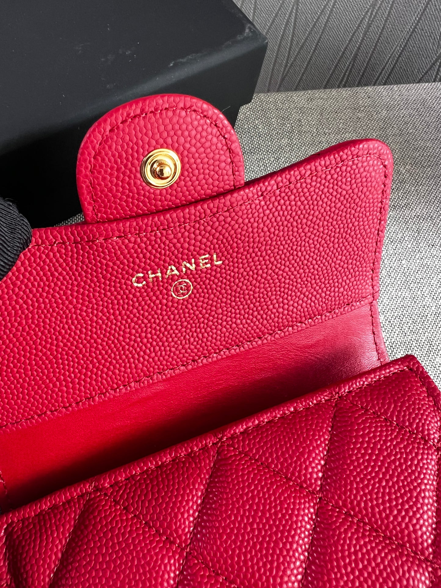 Cartera C-hanel piel caviar color rojo, herraje dorado